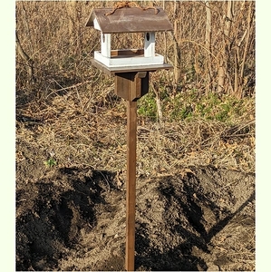 エイジングアンティーク調 三角屋根のバードフィーダー 本体と据え付け用天板&杭のセット(本体とオプションセット) [161P22] ユーズド感 アンティーク エイジング調 バードフィーダー 鳥エサ台 天然木 ナチュラル おうち型 庭 据え置き 餌台 吊り下げ 安全 頑丈 国産 完成品 天然木製 防腐 防虫 木製品 手作り ガーデニング 雑貨 愛知県 小牧市 送料無料