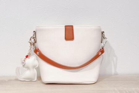 帆布 × 革　ショルダーバッグ　キャンバス　猫　かばん　小さめ　ミニバッグ　ねこ　キーホルダー　【ホワイト】