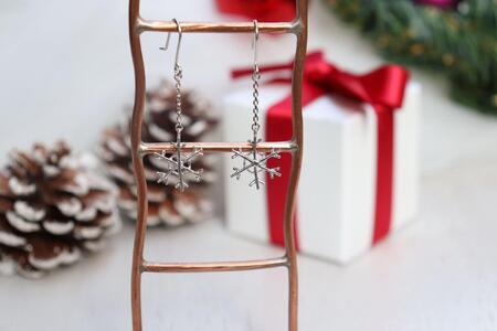 [プレゼント包装付き]シルバー 雪の結晶ピアス(銀色 /S/チェーン付)