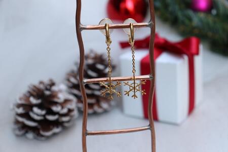 [プレゼント包装付き]シルバー 雪の結晶イヤリング(金色 /S・チェーン付)