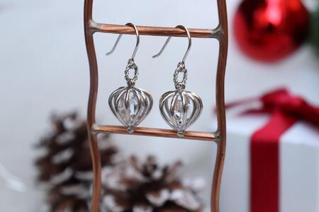 [プレゼント包装付き]シルバーのカゴピアス(銀色)