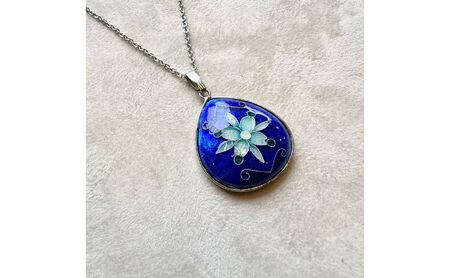 七宝焼ネックレス雫型[ラ・フルール]アクセサリー ジュエリー ネックレス ペンダント 装飾 工芸 工芸品 伝統工芸 伝統 七宝 七宝焼き しっぽうやき 焼き物 受注生産 職人技 職人芸 作品 作品 芸術作品 ご褒美 上品 華やか 花 フラワー 植物