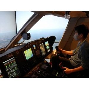 ヘリコプターフライトシミュレーター(FTD)の体験と格納庫見学
