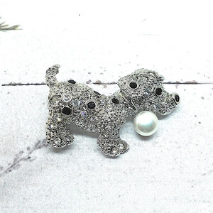 1967 ブローチ・イヌ(A)(淡水本真珠・ボタン) ブローチ 真珠のブローチ 犬 イヌのブローチ 淡水真珠 白黒イヌ 贈り物 かわいいアクセサリー イヌのアクセサリー カジュアルアクセサリー