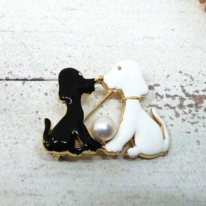 1968 ブローチ・イヌ2匹白黒(淡水本真珠・ボタン) ブローチ 真珠のブローチ 犬 イヌのブローチ 淡水真珠 白黒イヌ 贈り物 かわいいアクセサリー イヌのアクセサリー カジュアルアクセサリー 2匹のイヌ 向き合うイヌ