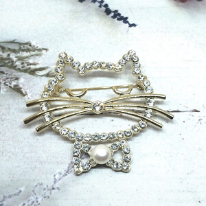 1969 ブローチ・大きなネコ(淡水本真珠・ボタン)G ブローチ 真珠のブローチ 猫 ネコのブローチ 淡水真珠 大きなブローチ 贈り物 かわいいアクセサリー ネコのアクセサリー カジュアルアクセサリー キラキラキャット