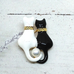 1971 ブローチ・ネコ2匹白黒(淡水本真珠・ボタン)ブローチ 真珠のブローチ 猫 ネコのブローチ 淡水真珠 大きなブローチ 贈り物 かわいいアクセサリー ネコのアクセサリー カジュアルアクセサリー 2匹のネコ 後ろ向きのネコ