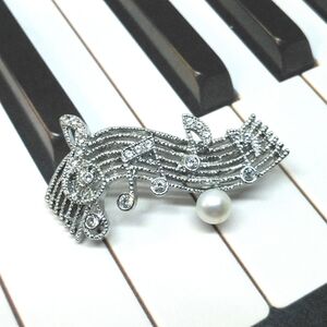 1977 ブローチ・楽譜(淡水本真珠・ボタン)ブローチ 真珠のブローチ 音楽 楽譜のブローチ 淡水真珠 贈り物 かわいいアクセサリー楽譜のアクセサリー カジュアルアクセサリー