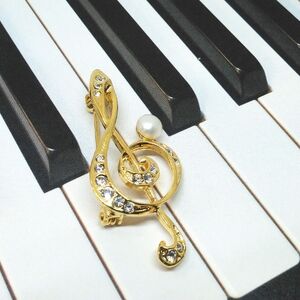 1978 ブローチト音記号(淡水本真珠・ボタン)G ブローチ 真珠のブローチ 音楽 ト音記号のブローチ 淡水真珠大きなブローチ 贈り物 かわいいアクセサリー カジュアルアクセサリー キラキラブローチ