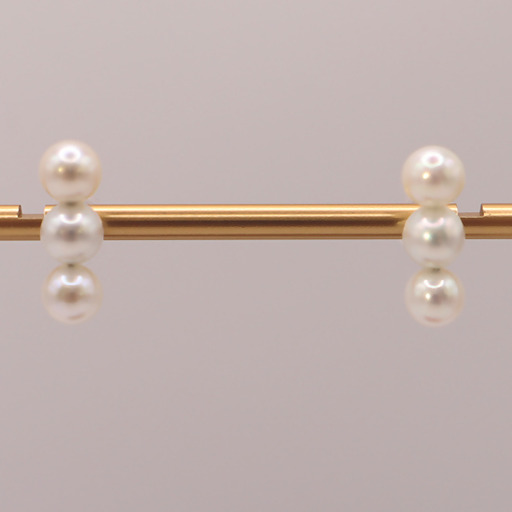 2053 Pt900 無調色あこやベビー真珠4.5〜5.0㎜ 3連ピアス