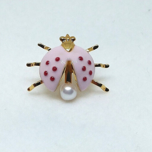 2109 真珠ピンブローチ・てんとう虫（ピンク）（淡水本真珠・ボタン） 贈り物 かわいい カジュアル オシャレ クリスマスプレゼント アクセサリー