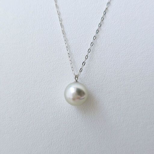 真珠 ペンダント 8.5mm Pt850 約40cm グレー パール アクセサリー ジュエリー ファッション 冠婚葬祭 慶事 誕生日 結婚式 記念日 お祝い 贈答用 贈り物 ギフト プレゼント 普段使い おしゃれ カジュアル / 上品な色味に心惹かれる、シルバーグレープラチナペンダント