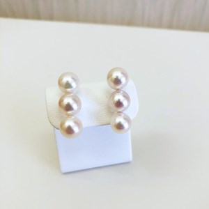 アコヤ真珠 8〜8.5mm ピアス アクセサリー (K14) ジュエリー 真珠 三重 伊勢 志摩 パール 本 ギフト 贈り物 贈答 贈答用 プレゼント 普段使い 人気 冠婚葬祭 結婚式 誕生日 記念日 慶事 / 志摩産 アコヤ 8-.5ミリ 3粒ライン ピアス ( K14WG )