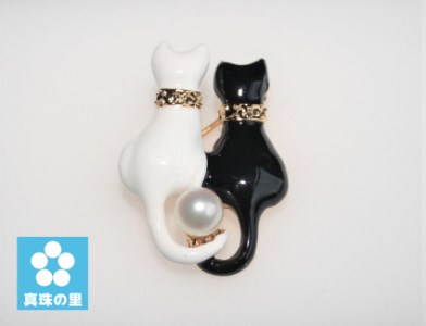 真珠の里 かわいい2匹の白黒の猫ブローチ*