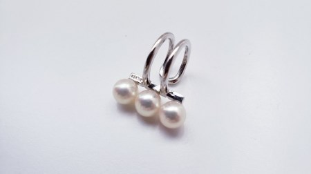 【045-10】志摩市産アコヤ真珠3個付イヤーカフ（ホワイト系）*