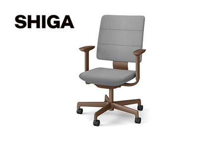 イトーキ SHIGA シガ 昇降脚 背トリプル ベースカラー:チェストナットブラウン / 座面カラー:グレーC(KJ-517SEM-F2C5F)キャスター5本脚 [アンクルムーブ・シンクロロッキング / アジャスタブル肘 / 抵抗付きウレタンキャスター] 日本製 ワークチェア オフィスチェア 柴田文江氏デザイン[EI183W]