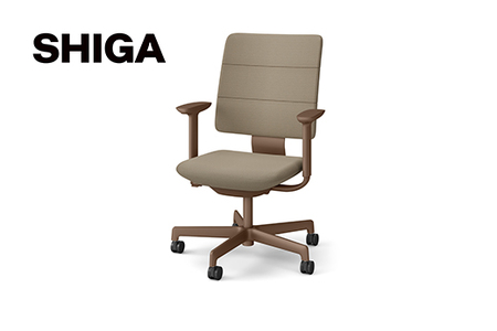 イトーキ SHIGA シガ 昇降脚 背トリプル ベースカラー:チェストナットブラウン / 座面カラー:サンドベージュ(KJ-517SEM-F2K4F)キャスター5本脚 [アンクルムーブ・シンクロロッキング / アジャスタブル肘 / 抵抗付きウレタンキャスター] 日本製 ワークチェア オフィスチェア 柴田文江氏デザイン[EI184W]