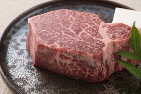 [近江牛 ステーキ用(ヒレ1枚)]肉 牛肉 和牛 黒毛和牛 ステーキ肉 国産 バーベキュー 贈り物 ブランド牛 三大和牛 ギフト プレゼント 冷凍 滋賀県 竜王 ふるさと納税