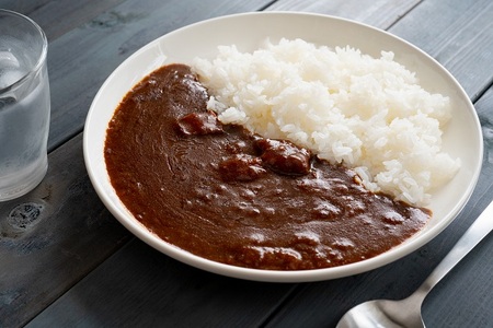 [近江牛 カレー 2箱]肉 牛肉 ブランド牛 三大和牛 和牛 黒毛和牛 保存食 レトルト おかず お惣菜 滋賀県 竜王