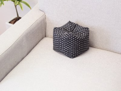 【洛中高岡屋】使い方がいろいろな寛ぎのアイテム さいころ枕（あられ黒）