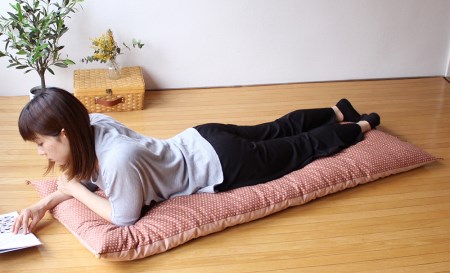 【洛中高岡屋】うたた寝にちょうどいい寛ぎのアイテム カバータイプごろ寝敷きふとん＜ゆったりサイズ＞（ピンク系）