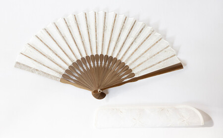 [伊と幸][白生地の老舗が贈る]透扇子(洋花唐草・銀)