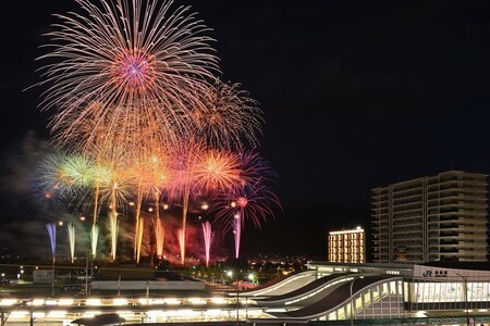 【期間限定】【1泊2名様／5室限定】「市制70周年記念　京都・保津川花火大会2025」と湯の花温泉「すみや亀峰菴」山の菴宿泊プラン（JR亀岡駅⇔お宿、お宿⇔花火大会会場送迎付き）／温泉 宿泊 花火【8月11日(祝)限定】※2025年7月下旬より順次発送