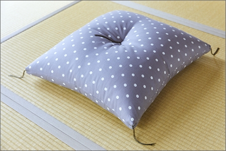 天然繊維 手作り 木綿わた入り 座布団(グレードット柄)