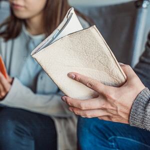 一度触ると手放せない!天然鹿革100% のレザーブックカバー 生成色