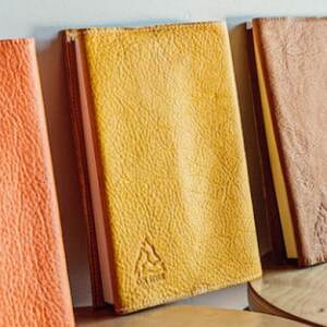 一度触ると手放せない!天然鹿革100% のレザーブックカバー 黄色