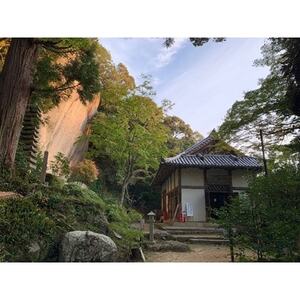 笠置寺住職と体験。巨石を巡る「笠置山修行場巡り」