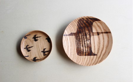 [宮内知子の木工作品]インテリアにも使える木工作家の漆で描いたお皿(大小サイズ各1枚)