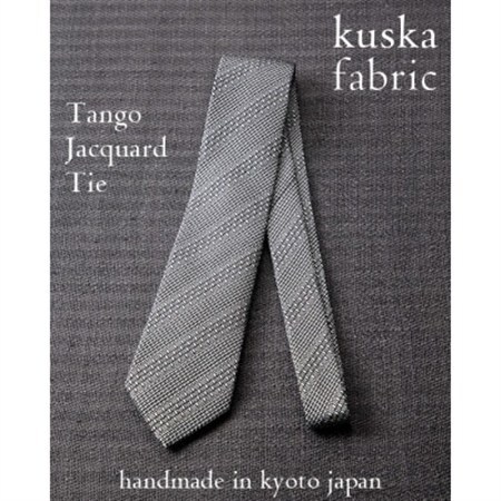 【手織りネクタイ】ホワイトグレー 丹後ジャカードタイ kuskafabric 京都・丹後のシルク織物_装飾品・工芸品 ネクタイ・ベルト 服飾小物 _【1423221】