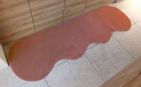 北欧風キッチンマット ラグマットタイプ 65×210cm ピーナッツ型 ライトマホガニー 抗菌防臭 SEK 織人しきもの屋工房