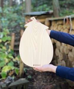 木のぬくもり 茄子のかたちのカッティングボード 木製 ハンドメイド 手作り 木のぬくもり 実用的 ウッドプレート オシャレ かわいい 可愛い 茄子 ナス 縁起物 お皿 食卓 バター ホームパーティー 看板 案内板 映え 天然木 ヒノキ