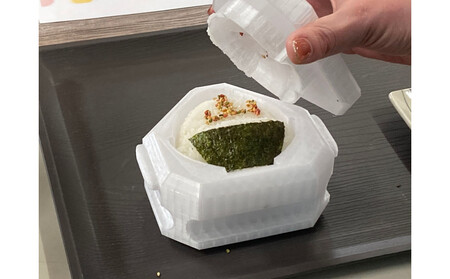 自動車の金型を手がける会社が作った[おむすび型]を使って、"飯盛おむすび作り"に挑戦!!