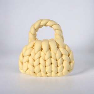 ライトイエローのベビーバッグ