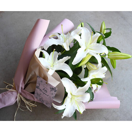 [母の日]カサブランカ3本とグリーンの花束[お届け日:2026年5/4〜5/10 当店おまかせ ]母の日カード付き[ 母の日 ギフト アレンジ 花 贈り物 大阪府 門真市 ]