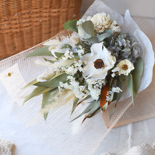 [母の日]プレミアムドライフラワー・ブーケ ココホワイト[お届け日:2026年5/4〜5/10 当店おまかせ ]母の日カード付き[ 母の日 ギフト アレンジ 花 贈り物 大阪府 門真市 ]