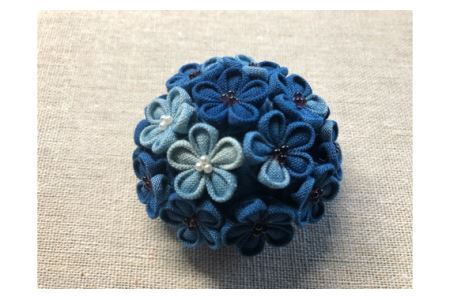 藍染めのつまみ細工小花のブローチ