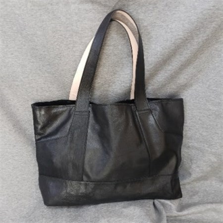 ショルダータイプ本革バッグ:黒[配送不可地域:沖縄県]