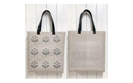 リネン　革持ち手刺し子バッグ(A4縦長タイプ　モノトーン花柄)