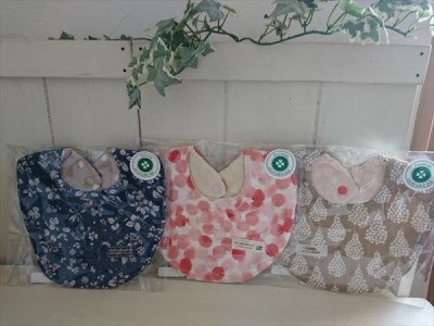 ハンドメイドのスタイ4枚セット(女の子向け)