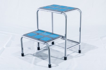 広い座面で乗り降り安心！らくらく踏み台２段式高所用