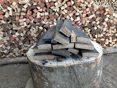 オーク材の樽薪 箱込25kg(内容量約24kg) | 兵庫県 丹波篠山市 木材 薪ストーブ ストーブ 薪割り 割り薪 まき 乾燥 済 アウトドア キャンプ ファイヤー 焚き火 焚火 森林 林業 木 サウナ 送料無料 燃料