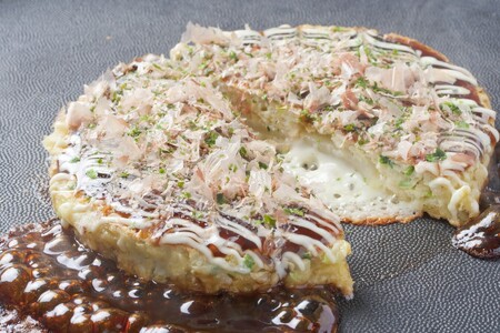 [千房 お好み焼き もちチーズ 200g×5枚 計1000g 専用ソース付き 冷凍]大阪千日前 お好み焼 名店 千房 ミナミ 簡単 手軽 レンジ おすすめ 兵庫県 香美町 日本ふるさと創生 64-06