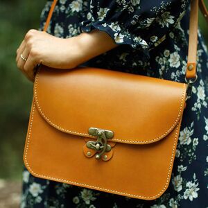 蝶モチーフのアンティークなヌメ革ショルダーバッグ ≪キャメル≫[hrn01]