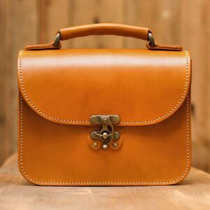 蝶モチーフのアンティークなヌメ革2wayバッグ≪キャメル≫[hrn05]