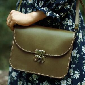 蝶モチーフのアンティークなヌメ革ショルダーバッグ ≪グリーン≫[hrn04]