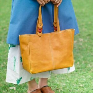 さりげないバイカラーのヌメ革A4トートバッグ(レザー 牛ヌメ革)≪イエロー×オレンジ≫[hrn14]